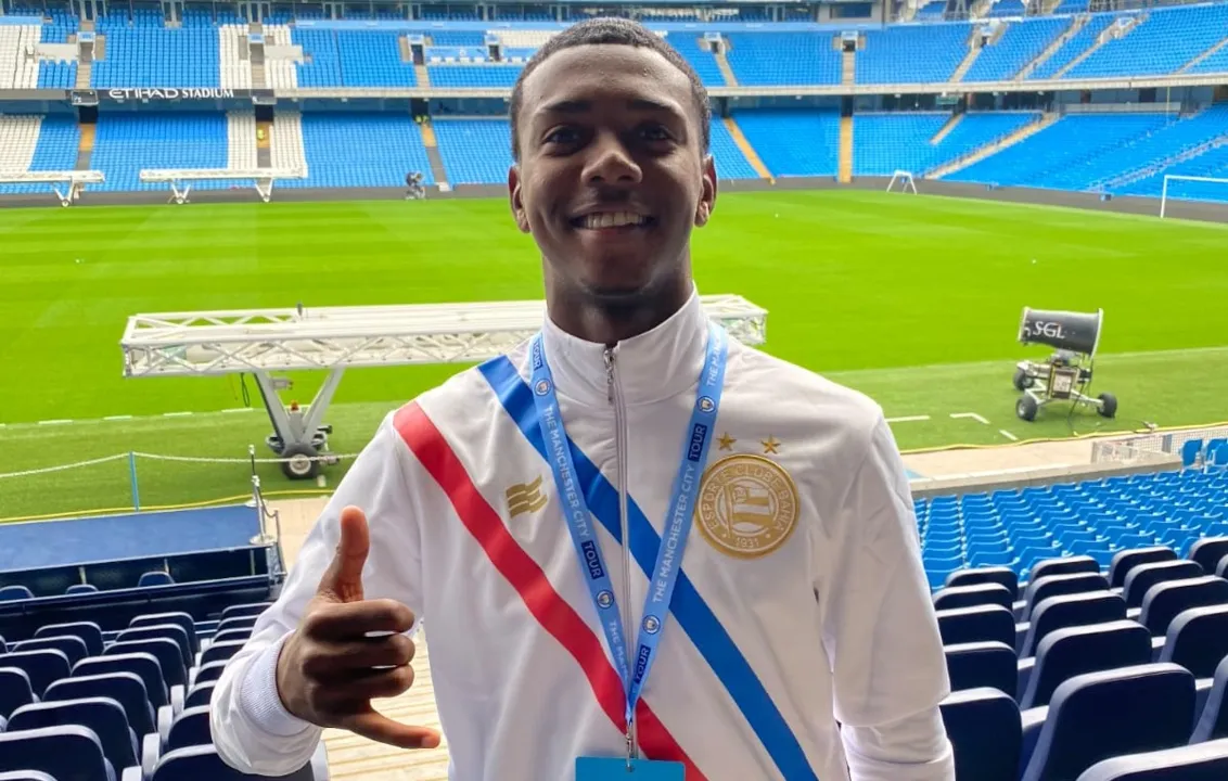 Roger Gabriel posa pra foto no Ettihad Stadium, casa do Manchester City