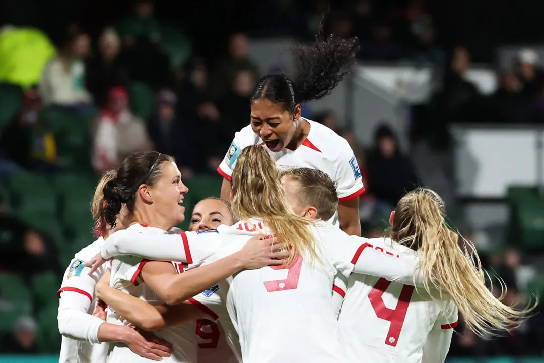 Seleção canadense comemorando gol da virada diante da Irlanda