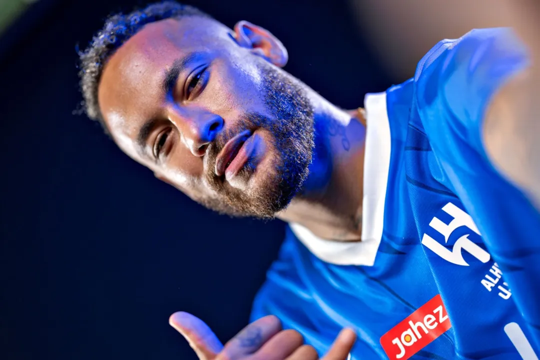 Neymar em selfie com a camisa do Al-Hilal