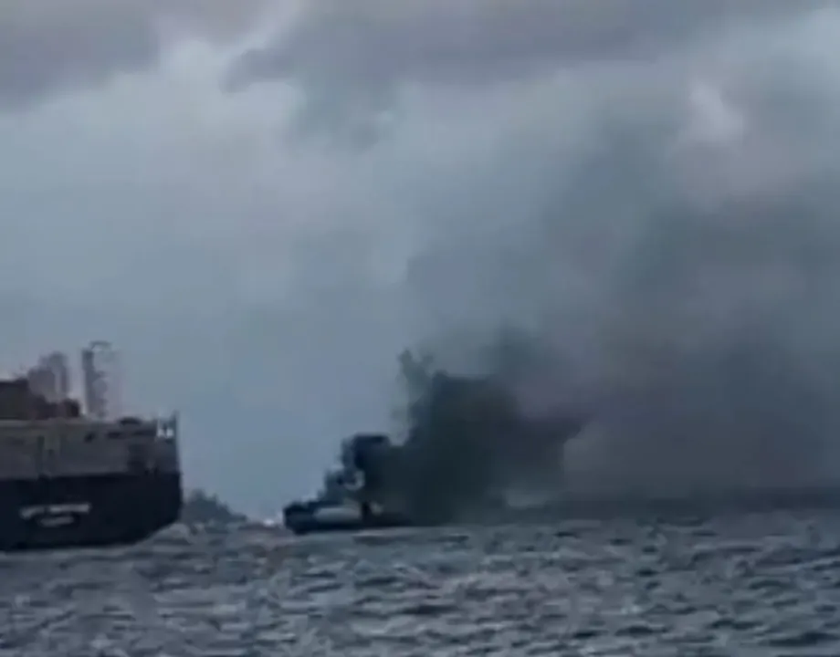 Embarcação tomada por fumaça na Baía de Todos os Santos