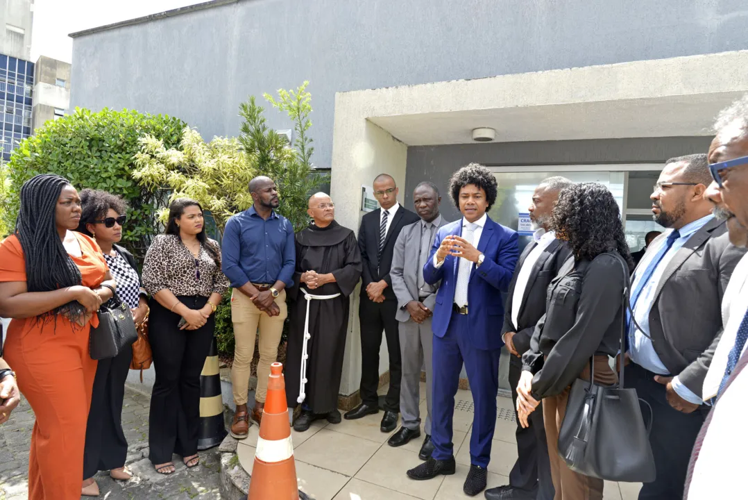 Advogados realizam ato em frente ao Fórum Teixeira de Freitas em Sussuarana