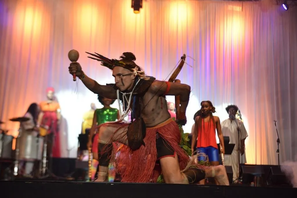 Montagem do Bando de Teatro Olodum tem 30 atores e um grupo de cinco músicos em cena