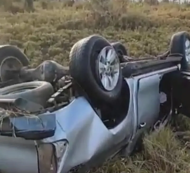 Carro ficou de cabeça para baixo após o acidente