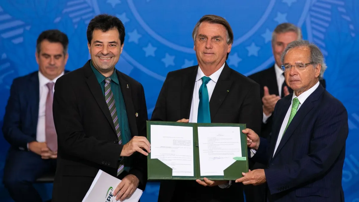 Adolfo Sachsida ao lado do ex-presidente Jair Bolsonaro e do ex-ministro da Economia, Paulo Guedes