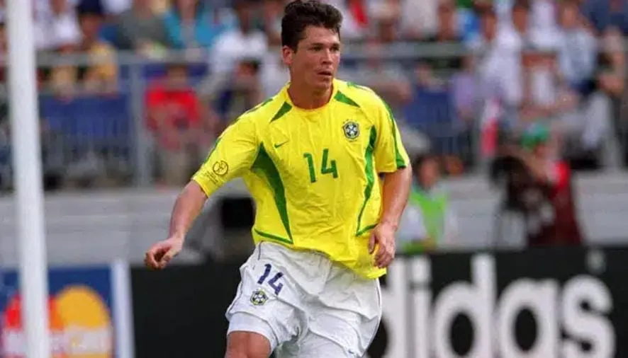 Anderson Polga em ação com a camisa da Seleção Brasileira