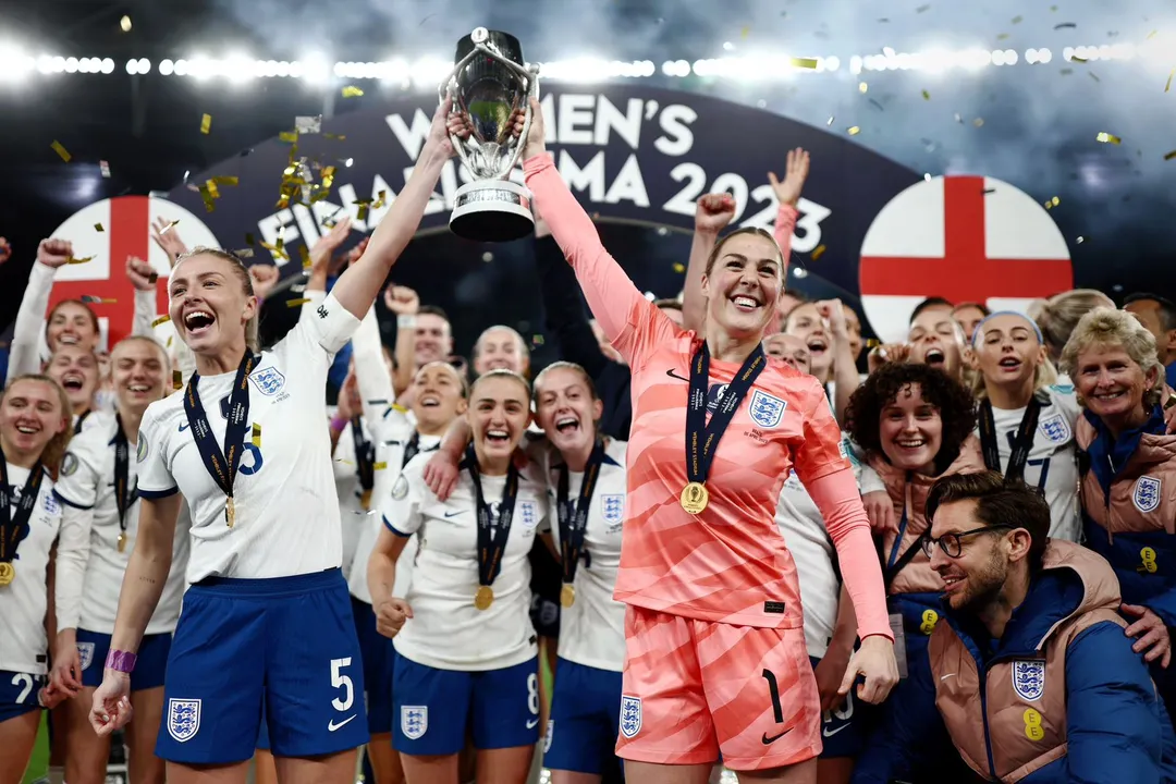 Seleção inglesa com o troféu da Eurocopa