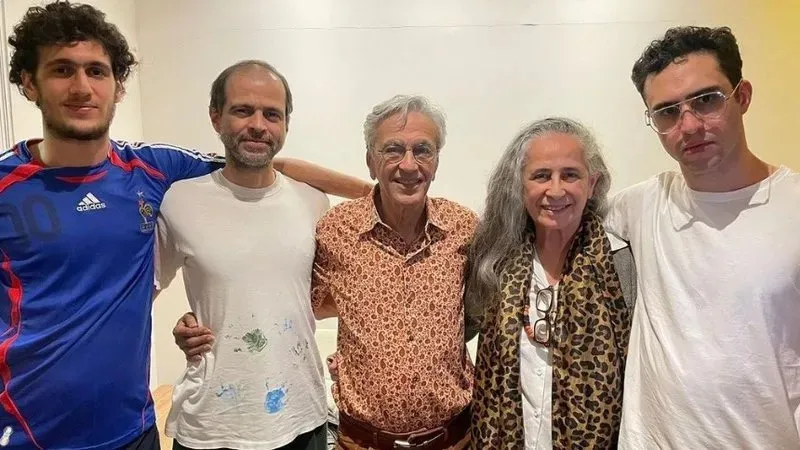 Filho mais novo de Caetano Veloso chama atenção de internautas com foto ousada