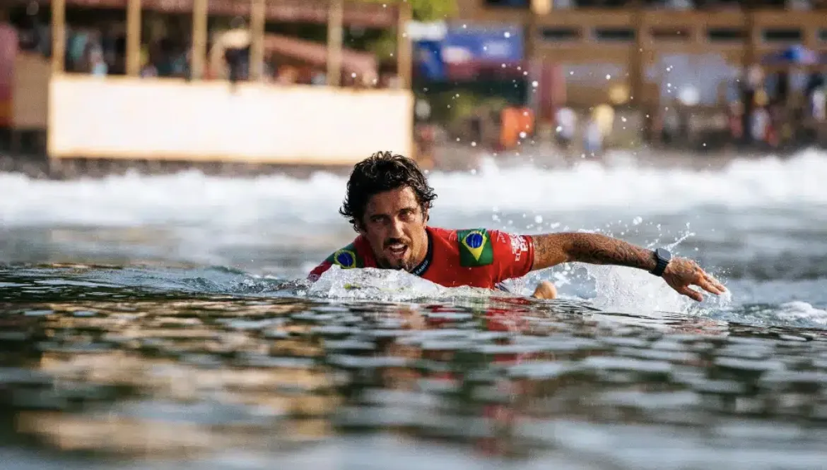 O atleta começou o dia enfrentando Rio Waida, da Indonésia