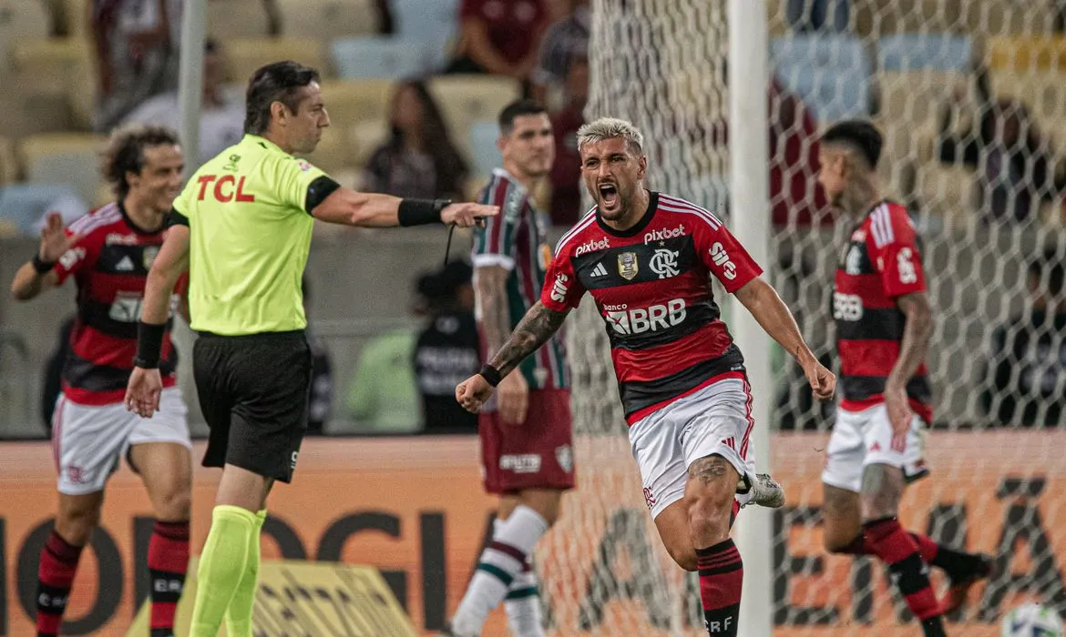 Arrascaeta comemora o primeiro gol rubro-negro  no clássico Fla-Flu