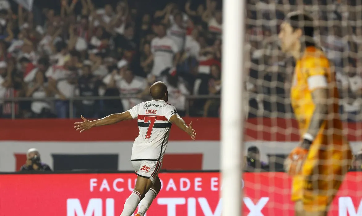 Lucas comemora o gol da classificação do São Paulo sobre o Corinthians