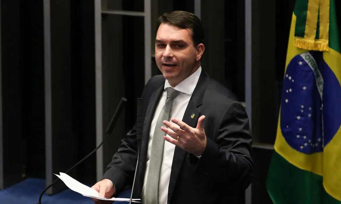 Filho do ex-presidente tem dito a aliados que não decidirá nem pelo sim e nem pelo não sem combinar o voto com o pai.