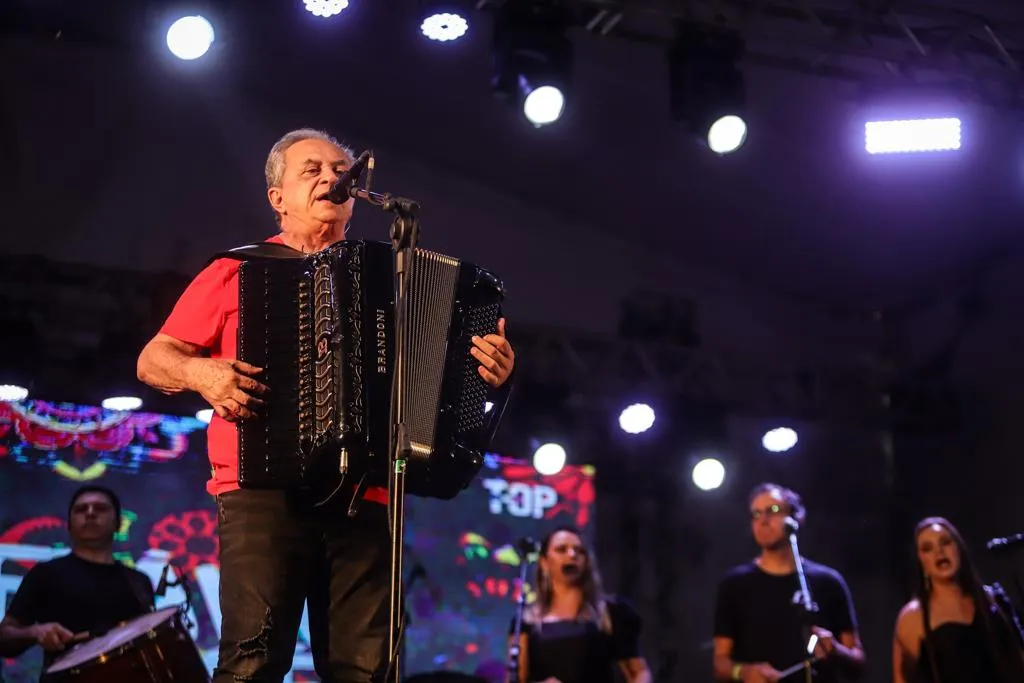 O cantor se apresentou na noite de domingo no Pelourinho