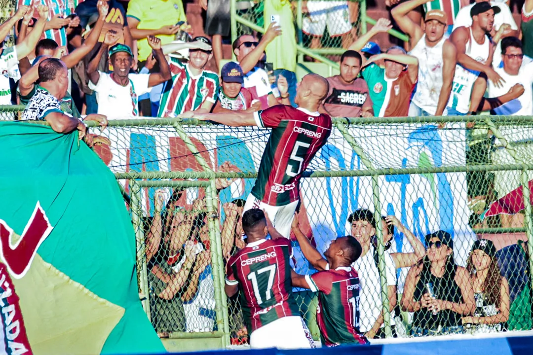 Waguinho faz o gol da vitória no fim do jogo e comemora com a torcida do Flu de Feira