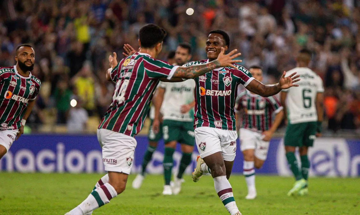 A equipe comandada pelo técnico Fernando Diniz venceu