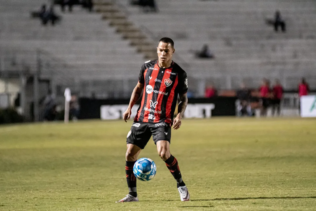 Giovanni Augusto em ação com a camisa do Vitória na Série B