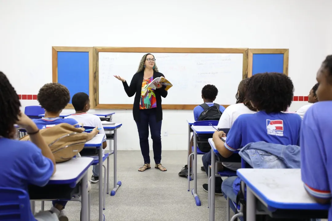 Professora em sala de aula na rede estadual de ensino