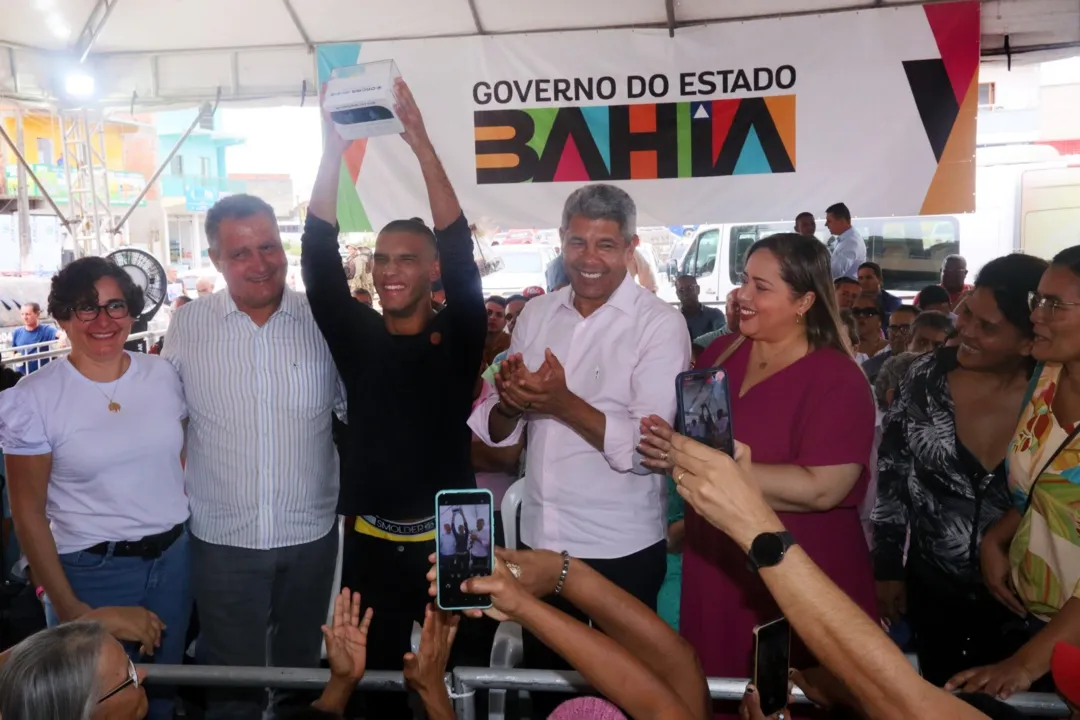 Ministro da Casa Civil, Rui Costa, ao lado do governador Jerônimo Rodrigues durante participação na Feira de Saúde de Ipiaú ao lado de autoridades da região