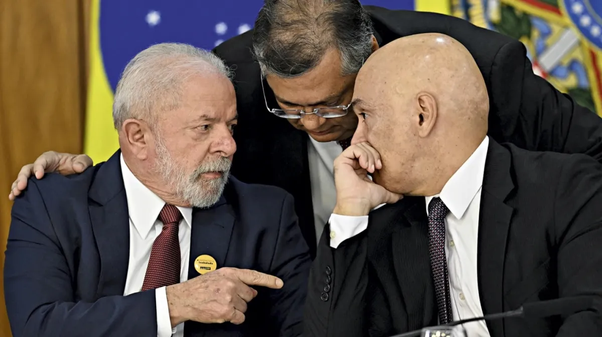 O presidente Lula, o ministro da Justiça Flávio Dino e o ministro do STF, Alexandre de Moraes