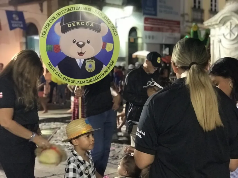 Policiais orientam crianças no Pelourinho, que ajudam na coleta de informações sobre abusos contra menores