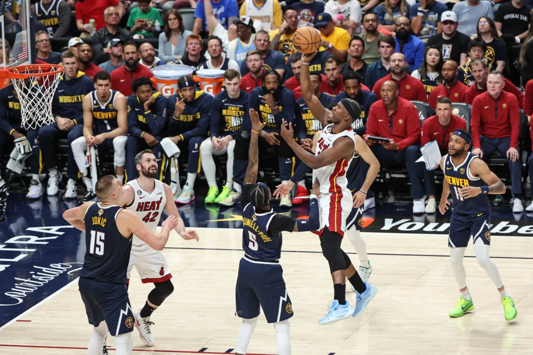 Miami Heat vence jogo 2 e empata a série