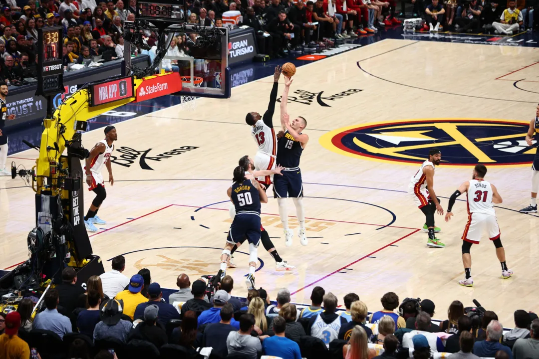 Bam Adebayo dando um toco espetacular em Nikola Jokic