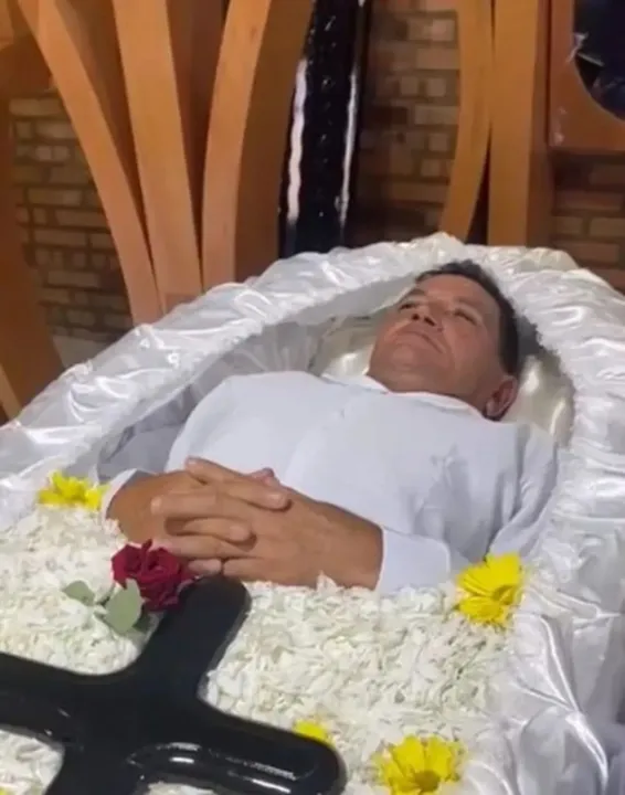 Cortejo fúnebre e amigos chorando fizeram parte do evento