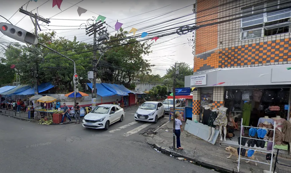 De acordo com informações de testemunhas, a vítima foi assassinada em frente ao colégio Duque de Caxias, na Avenida Lima e Silva, uma das mais movimentadas do bairro
