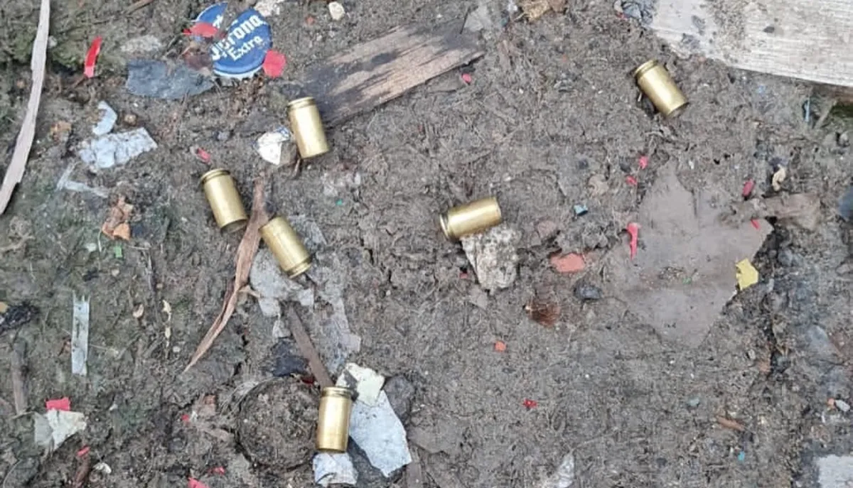 Cápsulas de balas foram encontradas após o tiroteio