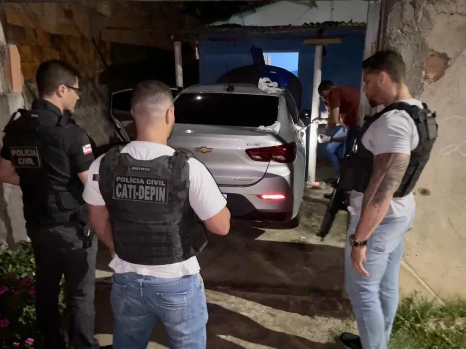 Veículo estava escondido em uma garagem