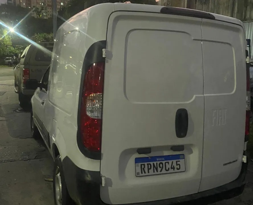 Veículo modelo Fiorino tinha restrição de roubo e era utilizado com uma placa diferente da original