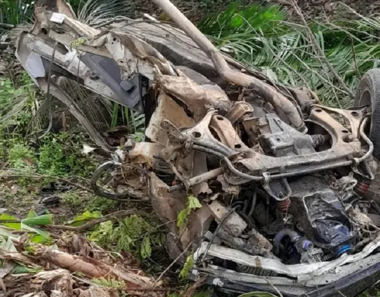 Com o impacto da colisão, o homem foi projetado para fora do carro