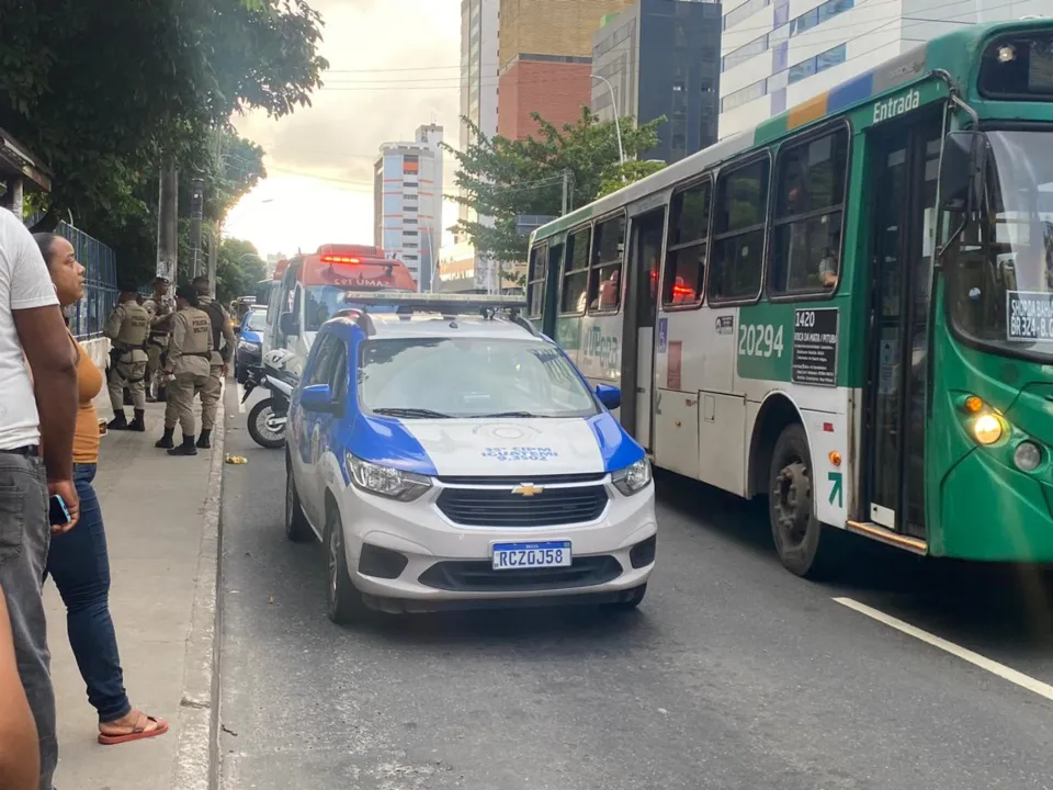 Equipes da Polícia Militar e da Samu estiveram no local para investigar caso e atender o homem ferido