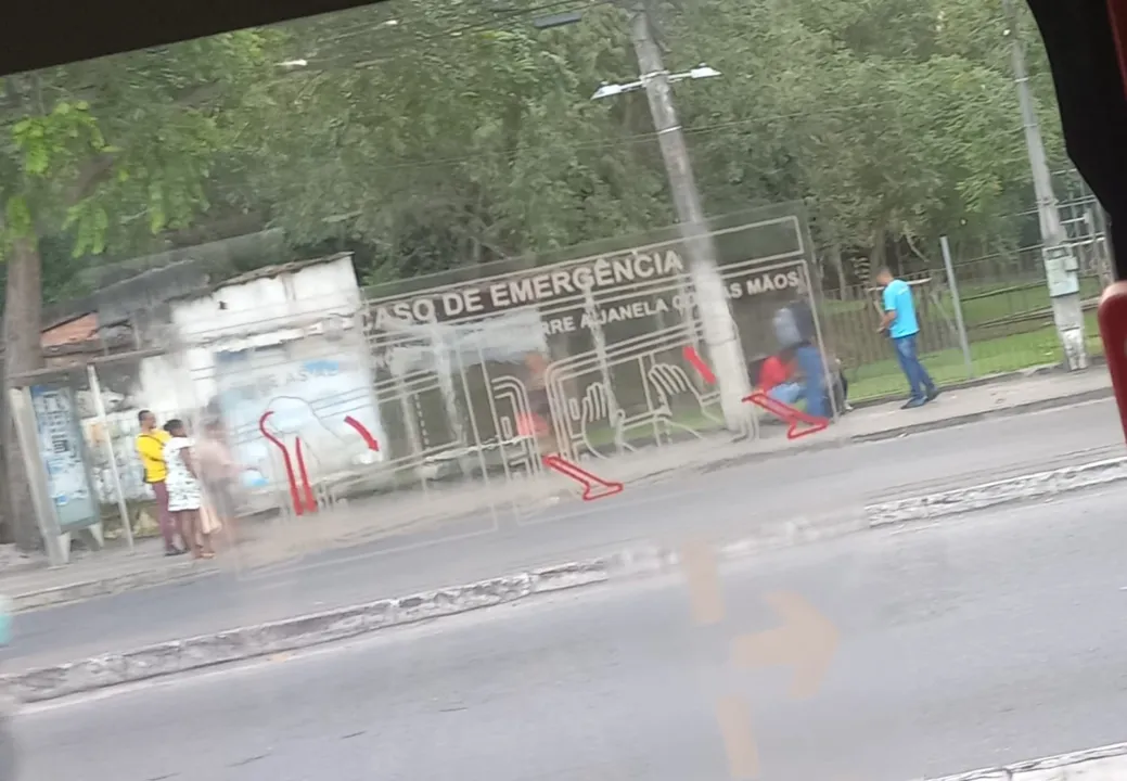 Mulher precisou ser acalmada por populares após ser roubada