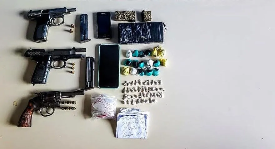 Duas pistolas, um revólver, maconha, cocaína e crack estavam com três homens