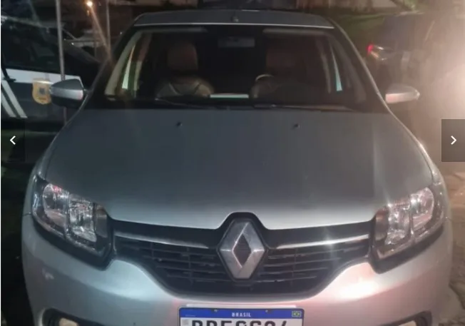 Carro roubado seria negociado pelos suspeitos no estacionamento de um supermercado