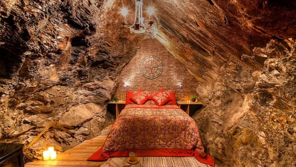 Gruta romântica com cama de casal em hotel subterrâneo