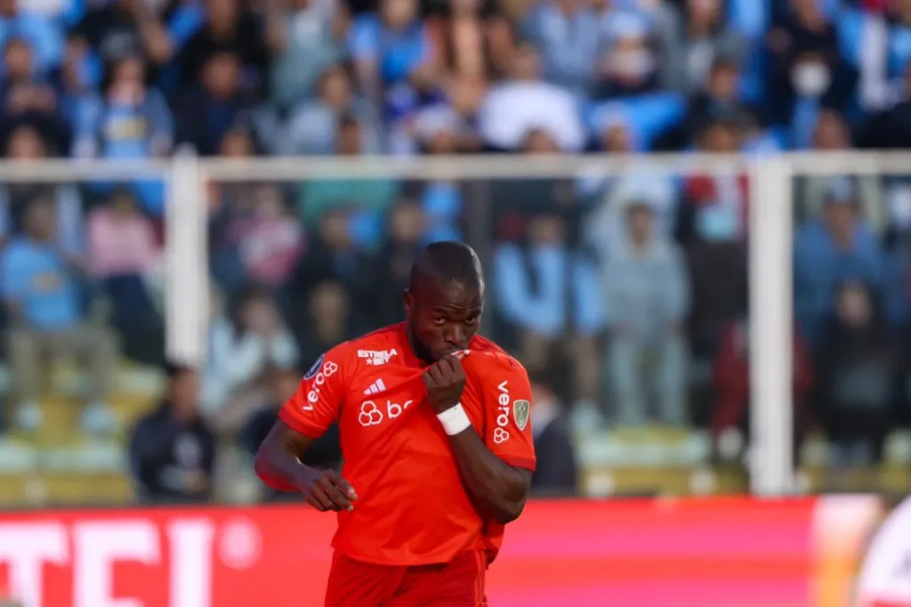 Na altitude de La Paz, equatoriano Enner Valência celebra o gol marcado contra o Bolívar