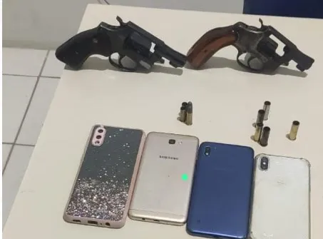 Armas e celulares foram apreendidos com os investigados