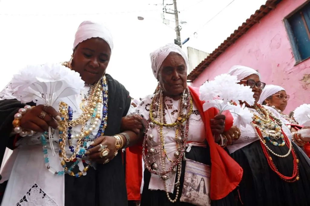 Irmãs da Boa Morte usam vestes brancas e pano vermelho