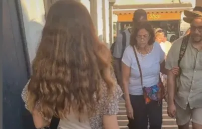 Italiana aparece alertando turistas em pontos turísticos da Itália