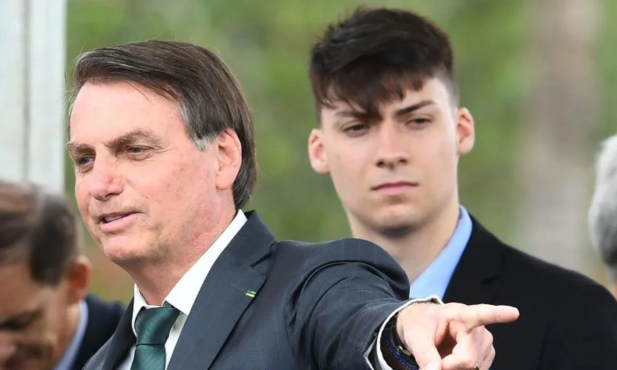 Filho de Jair Bolsonaro deveria selecionar os presentes que levaria do local, apontou e-mail