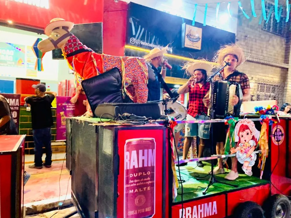 Festa toma conta das ruas e do Largo do Godinho