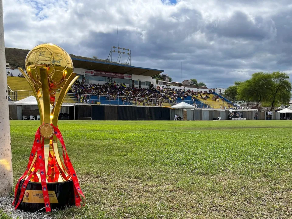Troféu da Série B do Campeonato Baiano no estádio Waldomiro Borges, palco da final
