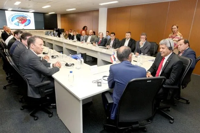 Jerônimo Rodrigues em encontro com embaixador dos Emirados Árabes