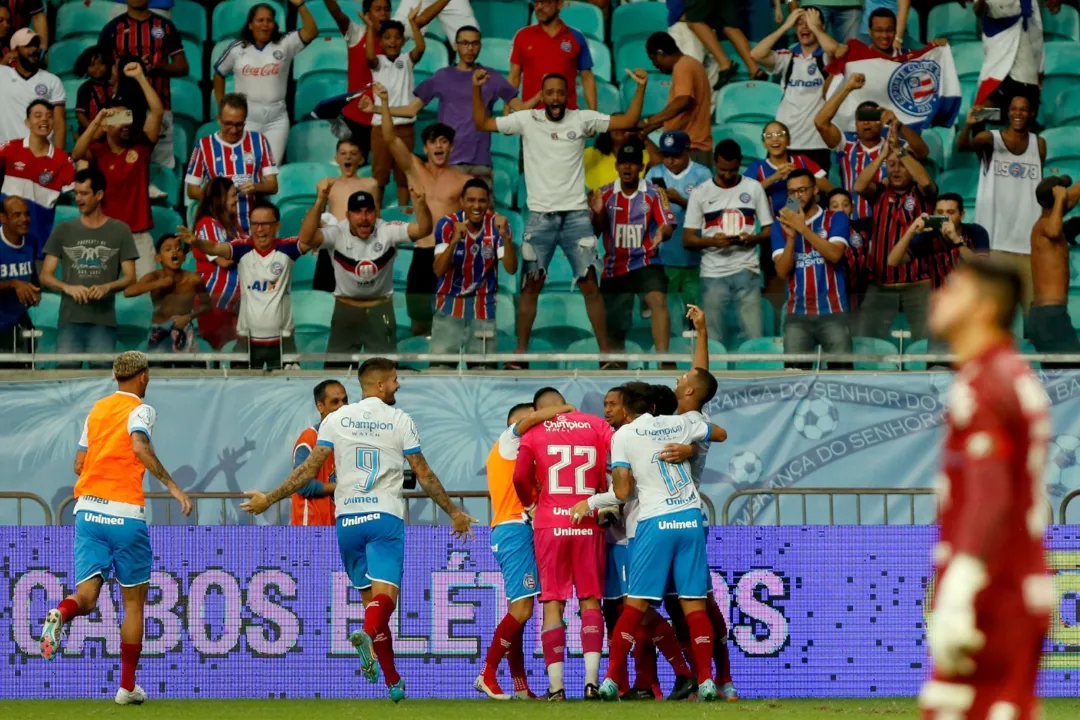 Jogadores abraçam goleiro Marcos Felipe após classificação na Copa do Brasil