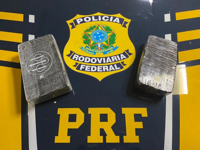 Mulher foi presa após transportar drogas dentro de um ônibus