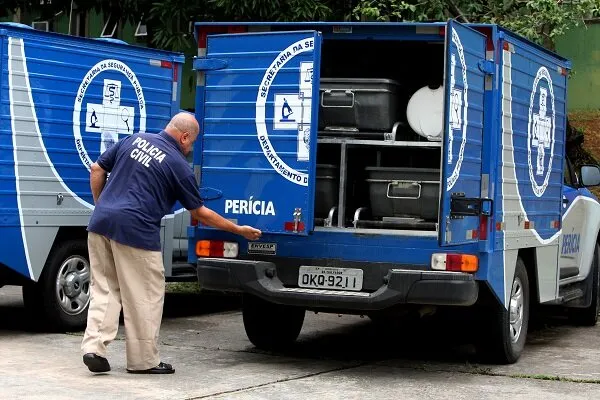 Moradores acionaram a polícia após encontrar jovem morto na Avenida Gal Costa