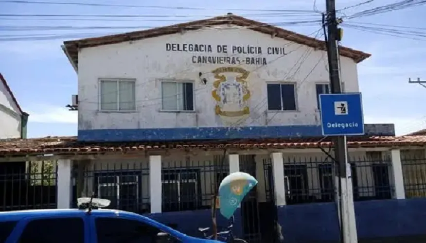 Após a instauração de um inquérito civil em 2013 para averiguar as necessidades físicas e irregularidades, se constatou que o pátio da carceragem não havia iluminação solar adequada