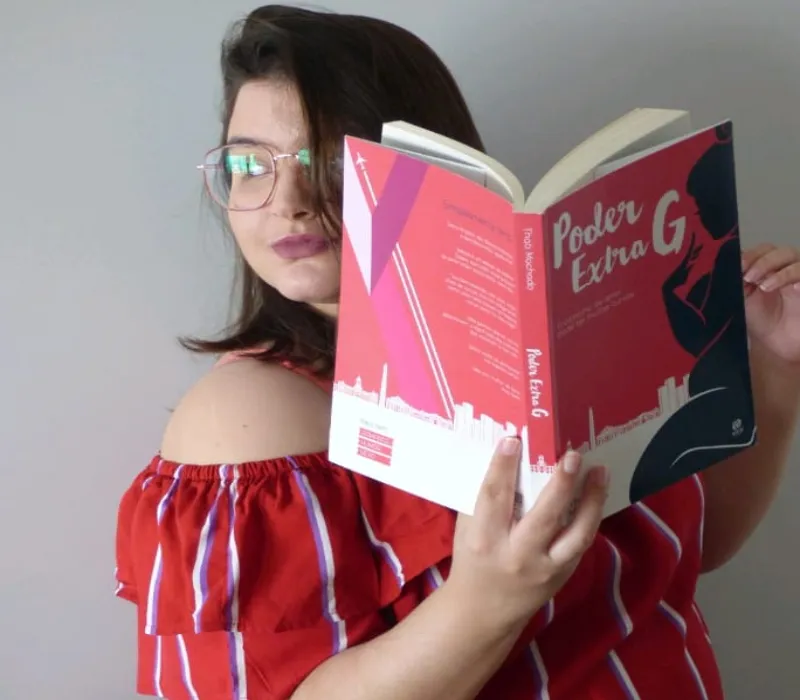 Escritora Laís Barbosa se reconhece como ‘a autora de livros clichês’ e garante que os finais de suas tramas são sempre felizes