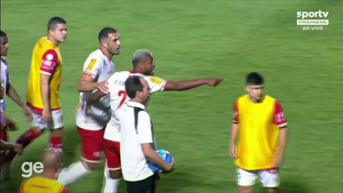 Pedro Costa do Tombense precisou ser contido após denunciar insulto racista